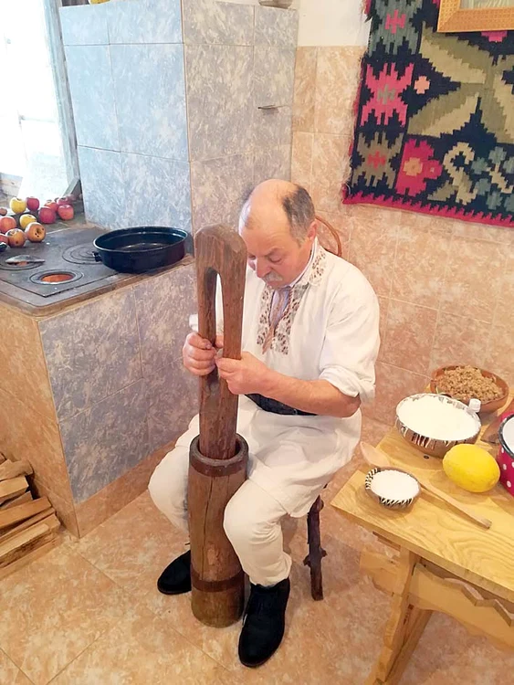 Maricel Apalaghiei bate cânepa în piuă