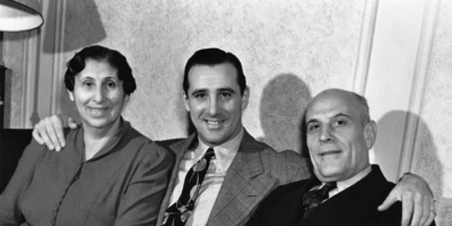 Hank Greenberg cu părinţii Sursa hankgreenbergfilm.org