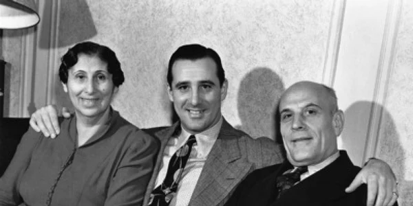 Hank Greenberg cu părinţii Sursa hankgreenbergfilm.org
