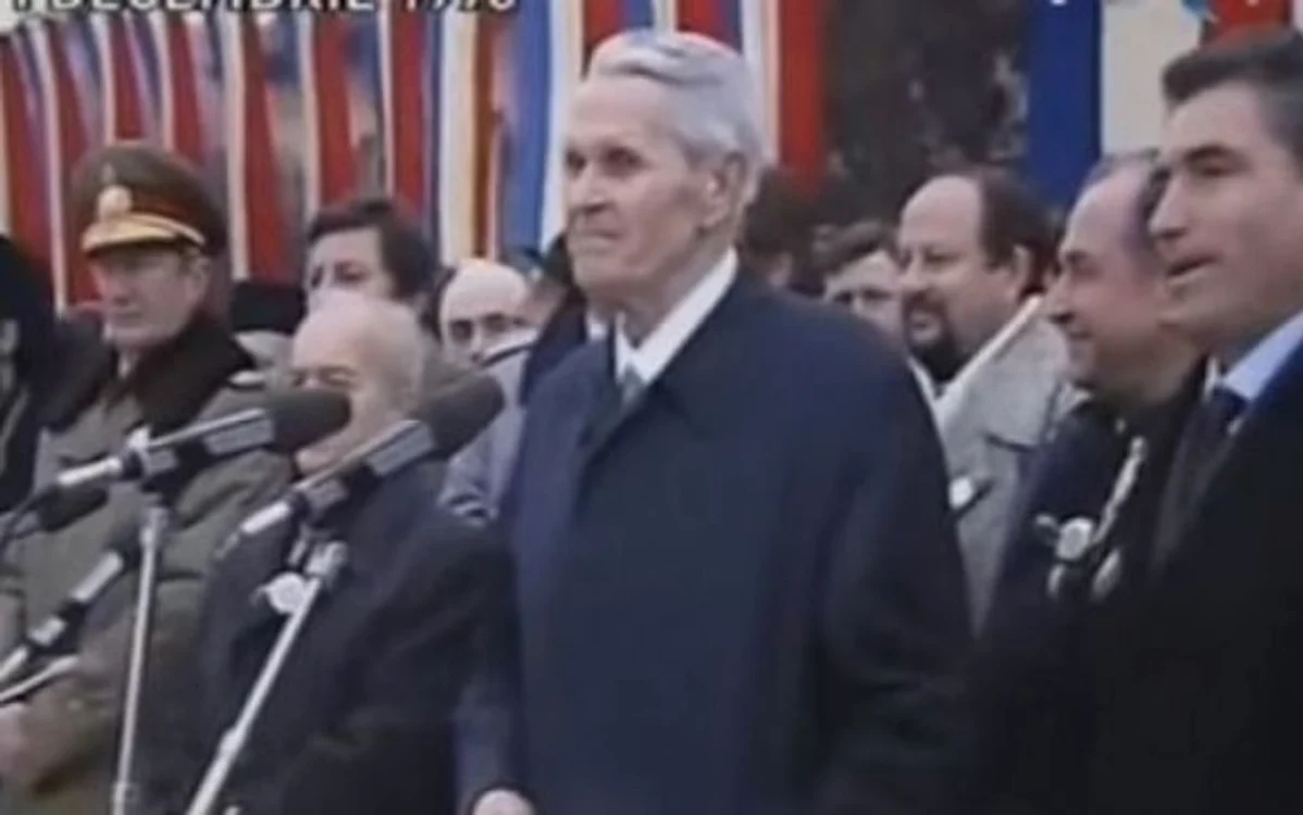 
    Petre Roman a stat lângă Corneliu Coposu la Alba Iulia, în 1 Decembrie 1990Foto: captură video TVR  