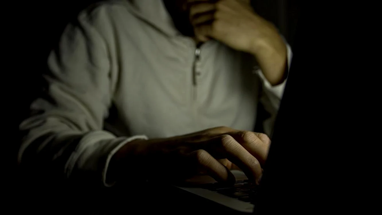 
    Bărbatul a recunscut că e mai uşor să îi spună mamei că ceva a căzut pe laptopFoto: Twitter  