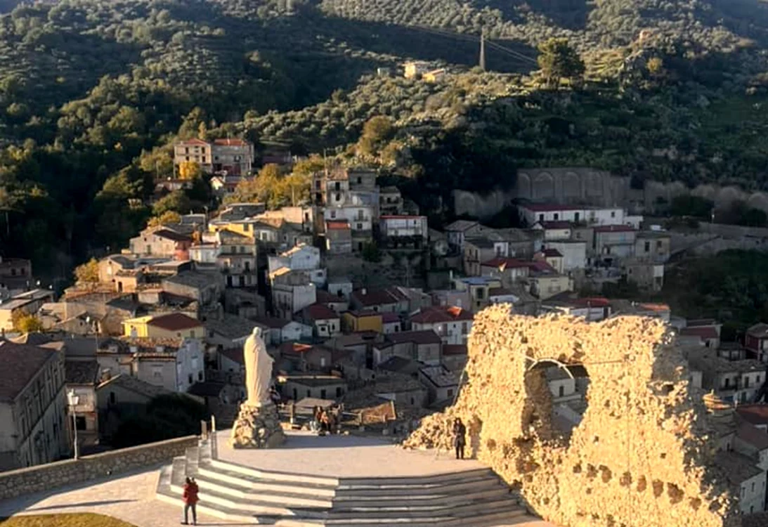 Belcastro, satul din Calabria unde este interzisă boala. Foto: Facebook 