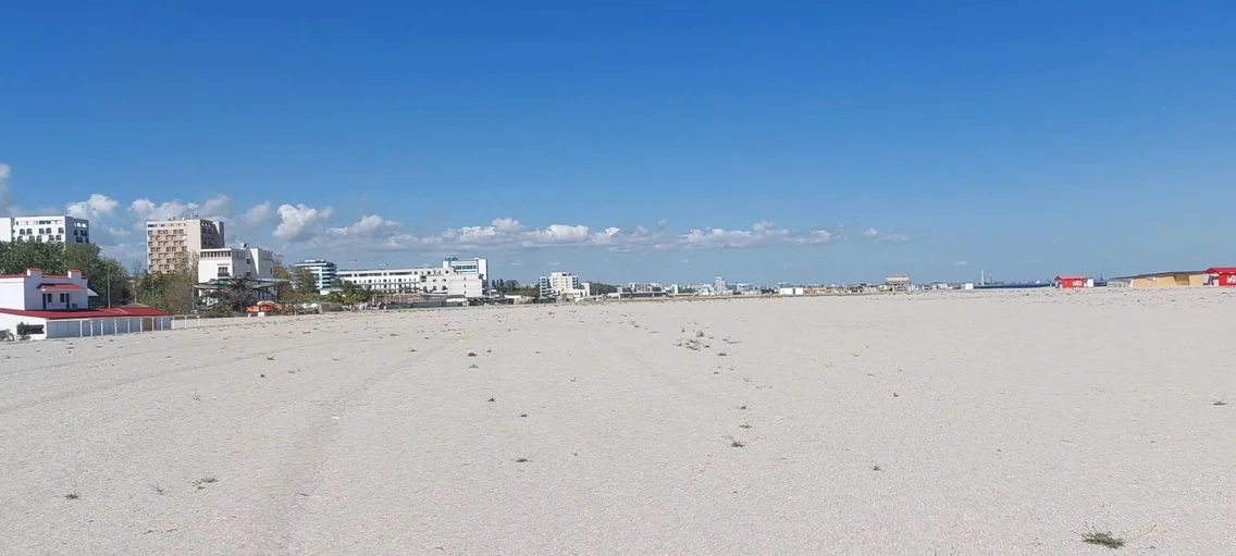 Plaja pustie din Mamaia. foto: Click!