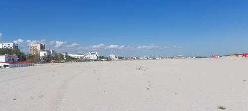 Plaja pustie din Mamaia. foto: Click!