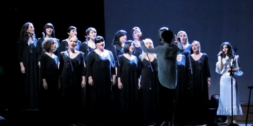 Katie Melua and choir foto tony birch jpg