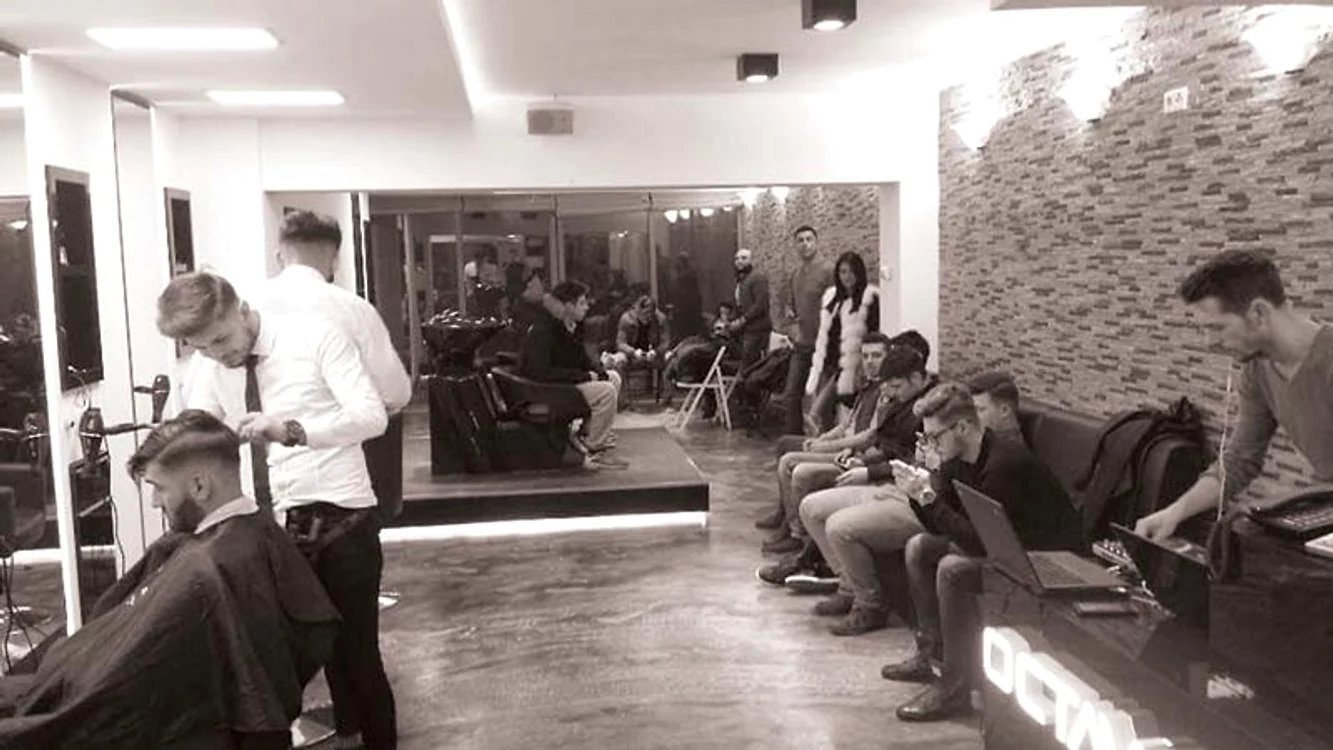 Octavian Sârbu a reuşit să combine cele două pasiuni ale sale şi şi-a deschis un salon de tuns cu DJ