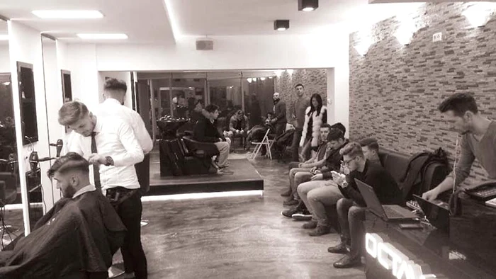 
    Octavian Sârbu a reuşit să combine cele două pasiuni ale sale şi şi-a deschis un salon de tuns cu DJ   