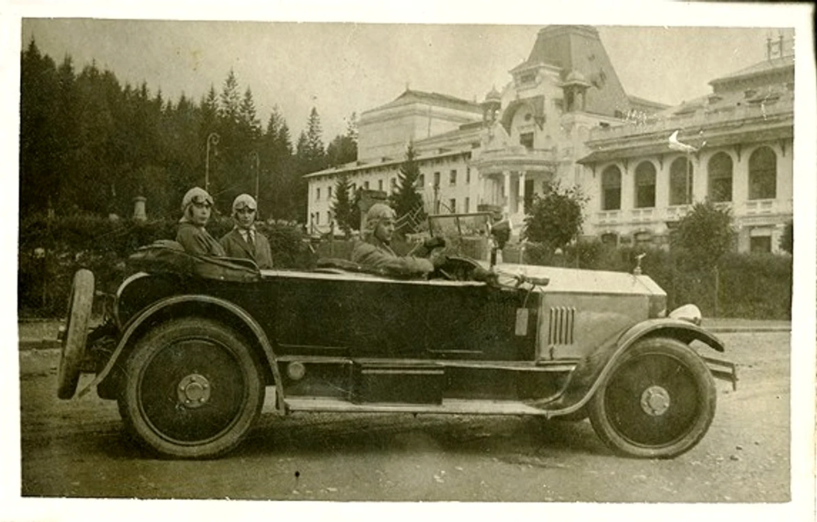 Unii clienți veneau la Casino Sinaia cu automobilul personal, însă, cei mai mulți ajungeau aici cu „trenurile plăcerii”