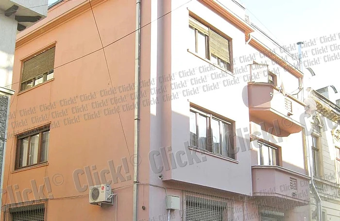 Locuinţele din Corbeanca au termopane mari,  balustrade strălucitoare şi piscine.  Totul e supravegheat cu camere de luat vederi