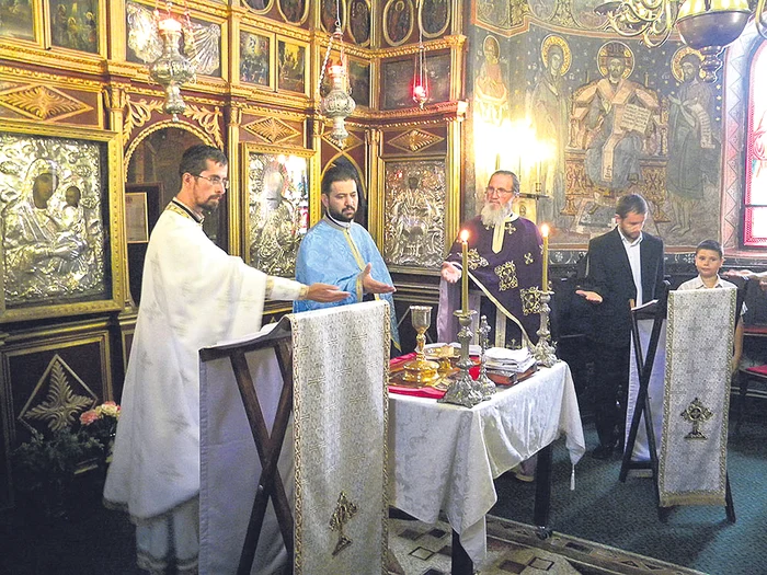 Mirel Ilie, alături de alți preoți, slujește la Biserica Sf. Elefterie cel Vechi, din Capitală