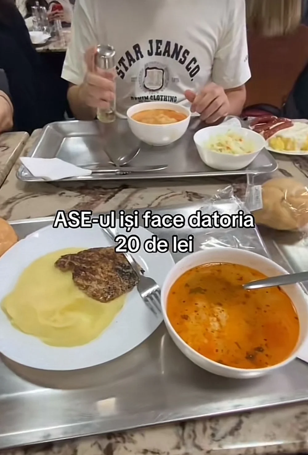 Masa de prânz la cantina studențească: „Deci avem așa, o ciorbă, un piure cu cotlet de porc.” Cât costă