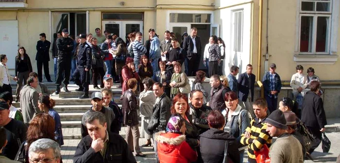 Sunt mulţi şomeri şi puţine locuri de muncă disponibile