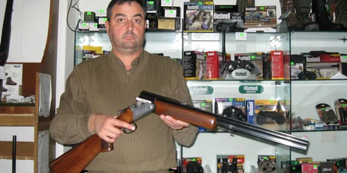 Angajaţii magazinelor de arme spun că pistoalele cu bile şi armele de vânătoare au căutare