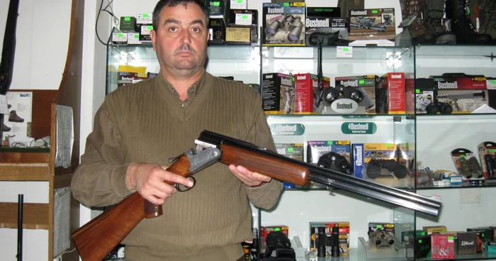 Angajaţii magazinelor de arme spun că pistoalele cu bile şi armele de vânătoare au căutare