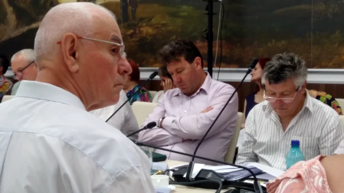 Cristian Cuciurean a moţăit la masa Consiliului Judeţean. FOTO: Dinu Zară