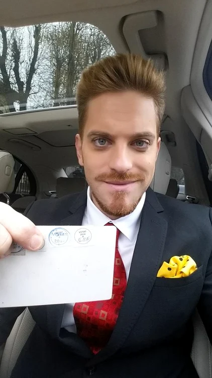 Ilan Laufer s-a îmbrăcat elegant pentru a vota cu actualul premier