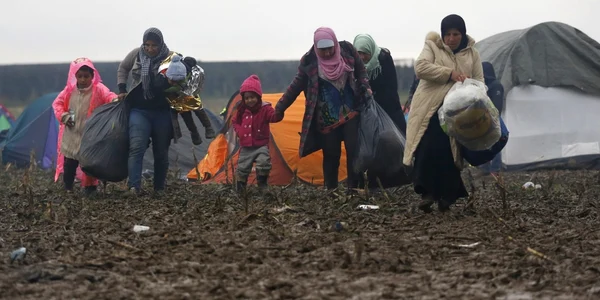 Emigranţi traversează un camp la graniţa dintre Serbia şi Croaţia lângă satul Berkasovo Serbia FOTO AP