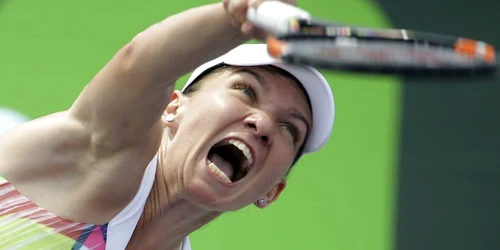 Simona Halep serveşte în partida contra britanicei Heather Watson de la turneul Miami Open tennis în Key Biscayne Florida FOTO AP