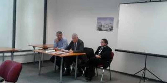 Călin Buzoianu (primul din stânga), alături de profesorul Emil Racolţa şi de o fostă angajată a Feleacul. FOTO Ovidiu Cornea