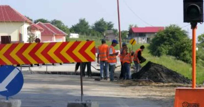 Râmnicu Vâlcea: Drumuri judeţene cârpite cu 700.000 de lei