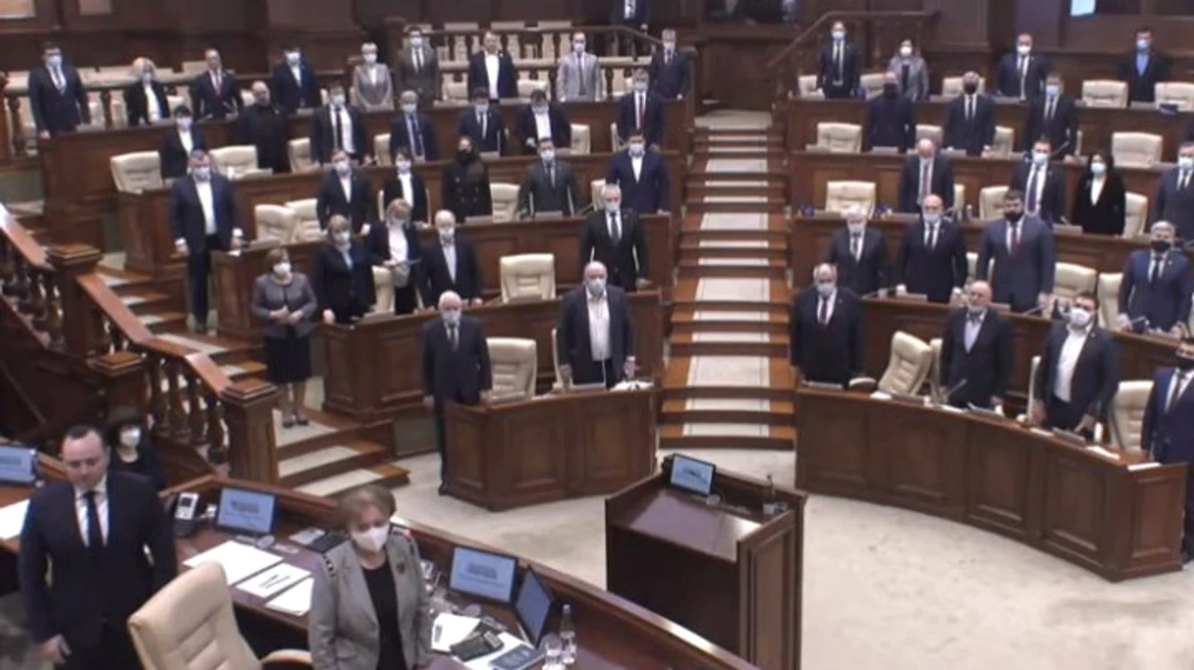 
    Deputații au ținut un moment de reculegere pentru un scriitor care se luptă cu COVID-19 Sursă foto: Captură video   