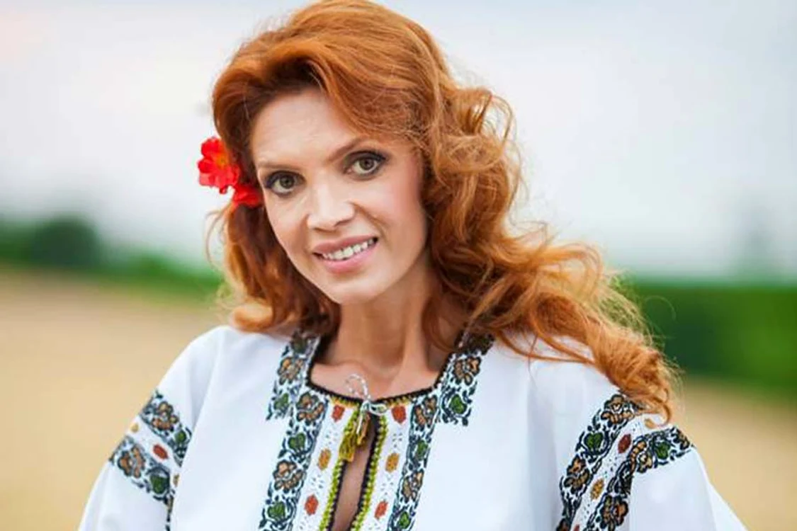 
    Cristina Spătar și-a reluat concertele pentru că trebuie să se întrețină. Cântăreața câștigă între 1.500 și 2.000 de euro de la un spectacolFOTO: Arhiva personală  