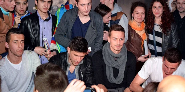 stelistii dau autografe pentru suporteri FOTO Cosmin Iftode