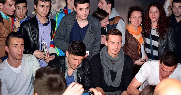 Georgievski, Tănase, Szukala şi Gardoş au stat o jumătate de oră cu fanii care le-au solicitat autografe FOTO Cosmin Iftode