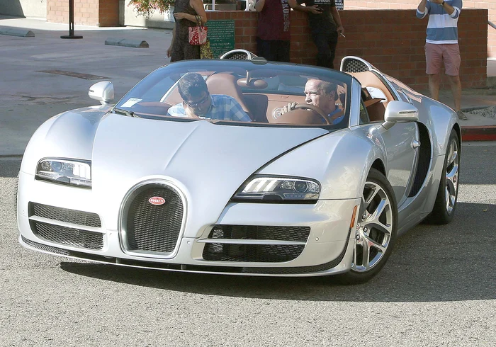 
    Schwarzenegger  se dă mare cu  maşina lui sportfoto: hepta  