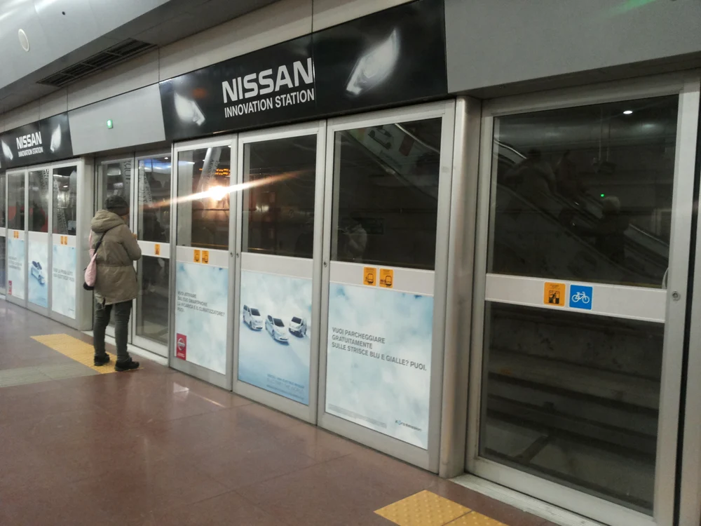 Stație, peron, Milano
