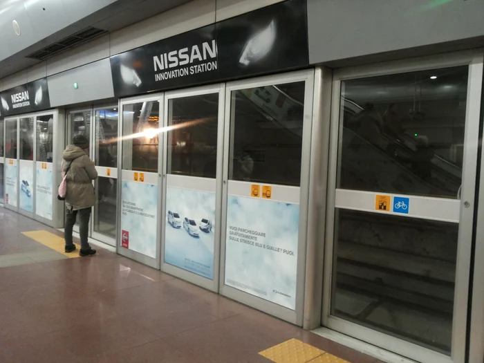 Stație, peron, Milano