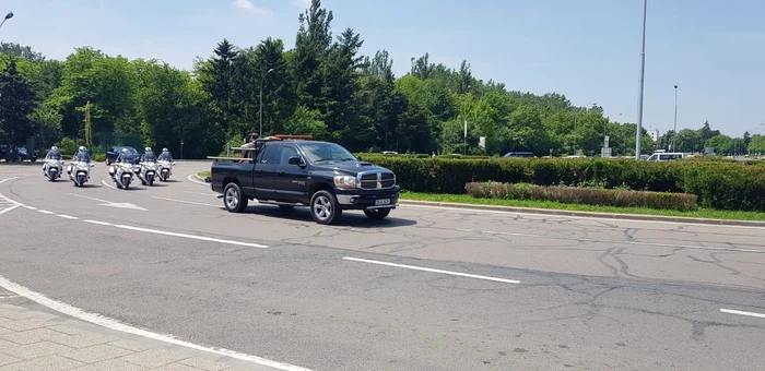 Maşina TVR merge în faţa coloanei oficiale