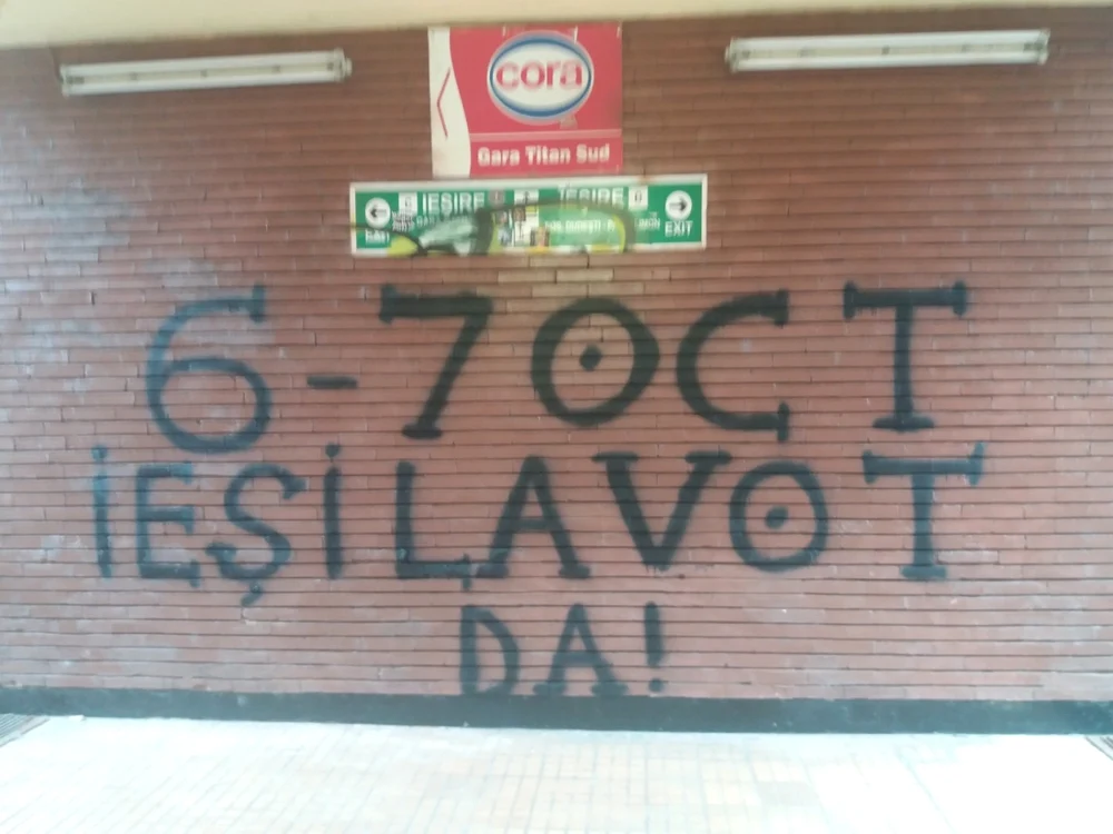 Postare a Coaliţiei pentru Familie pe wall-ul de la staţia de metrou Republica. Foto: Alexandru Marin
