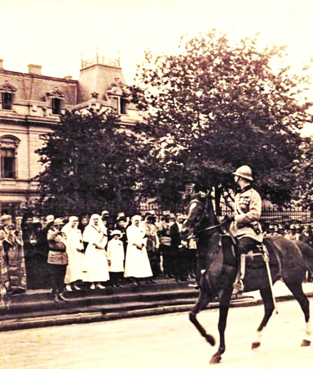 Familia regală a României la o defilare a armatei la Iași