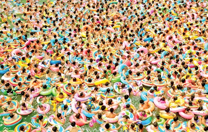 În apă, colac  lângă colac