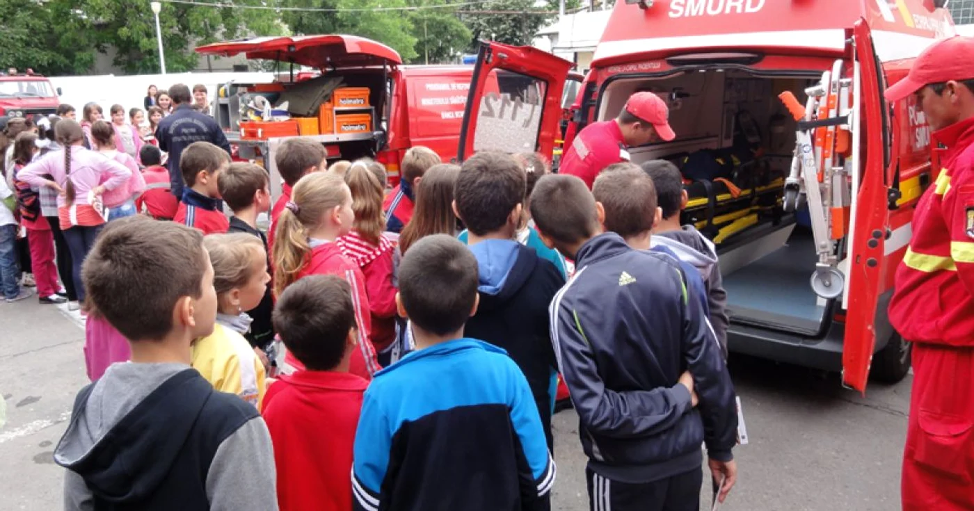 Micuţii i-au pus pe pompieri să pună "pe tapet" tot ce au văzut că au la dispoziţie... (FOTO: Adevărul)