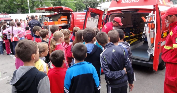 Micuţii i-au pus pe pompieri să pună "pe tapet" tot ce au văzut că au la dispoziţie... (FOTO: Adevărul)