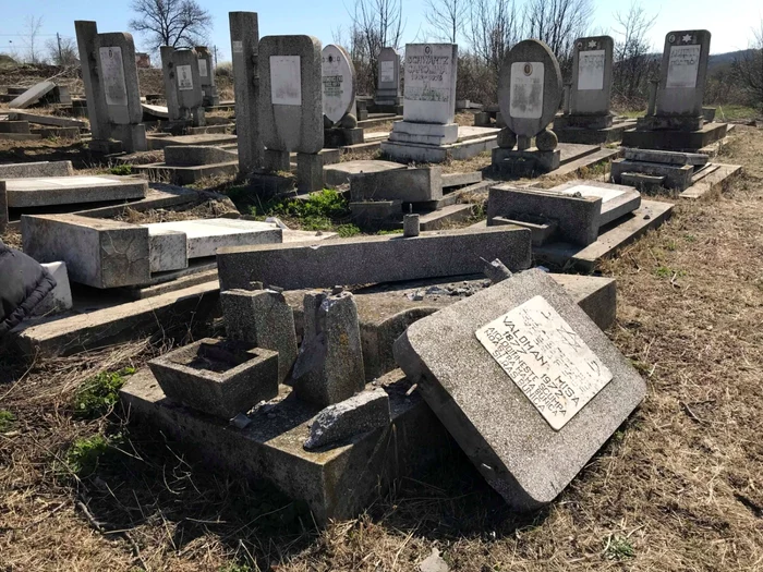 Distrugerile din cimitIrul evreiesc au fost descoperite de o localnică din Huşi