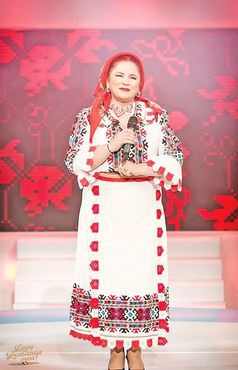 Florica Zaha colecţionează şi ea straie populare, pe care le poartă în concerte şi de Sărbători
