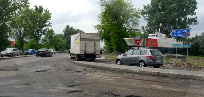 Lângă giratoriul de la Centură sunt o mulţime de gropi FOTO Florentin Coman