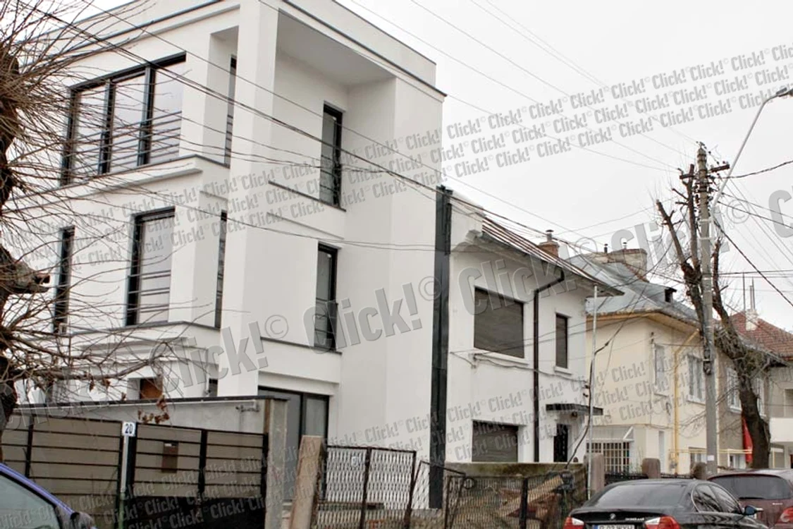 Tenismanul Horia Tecău  a fost surprins, ieri dimineaţă,  de fotoreporterii Click!, ieşind  din casa Andreei Raicu (FOTOGRAFII: SORIN PUIU)