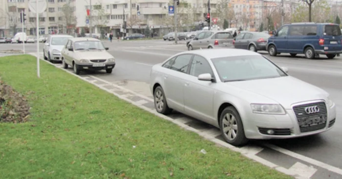 Şoferii parchează chiar în intersecţii fără să le pese că încurcă circulaţia