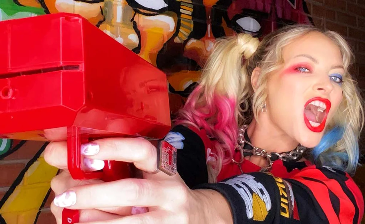 
    Alina Eremia s-a costumat în Harley Quinn şi îşi invită fanii la cinema  