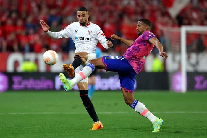 FC Sevilla (stânga) a câștigat toate finalele disputate în competiție (FOTO: Getty Images)