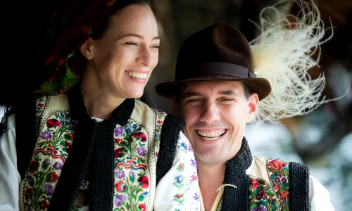 Alina Maria si Nicolae al Romaniei in costum popular romanesc de Sanziene (5) jpg