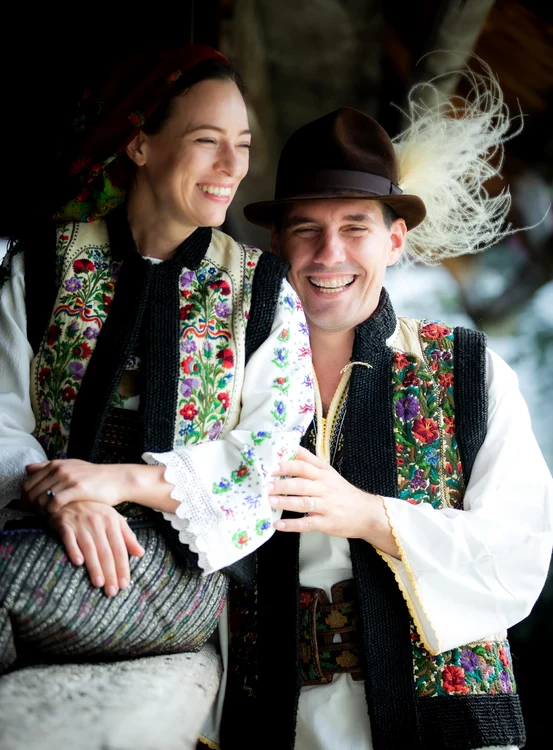 Alina Maria si Nicolae al Romaniei in costum popular romanesc de Sanziene (5) jpg