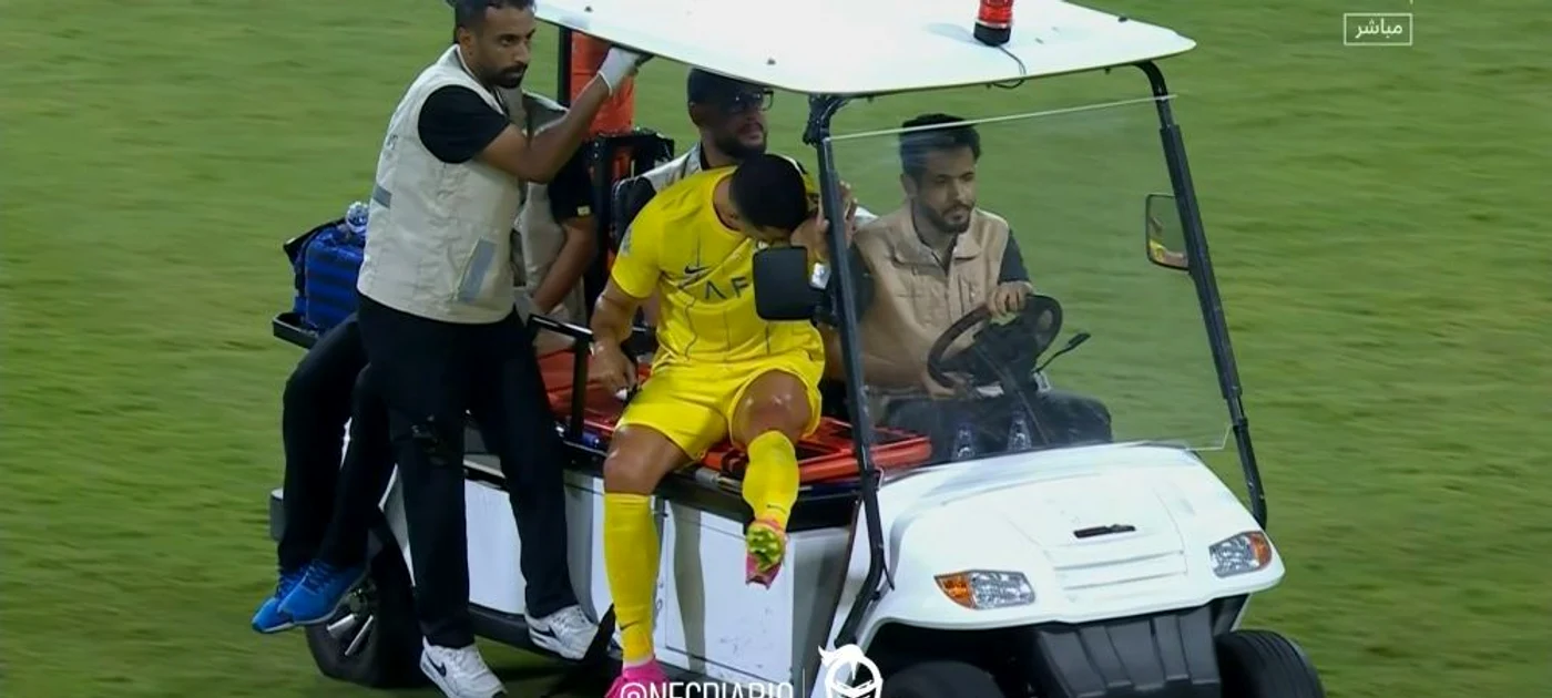 Cristiano Ronaldo, scos cu mașinuța de pe teren. Captură TV