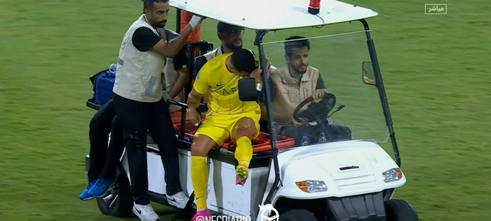 Cristiano Ronaldo, scos cu mașinuța de pe teren. Captură TV