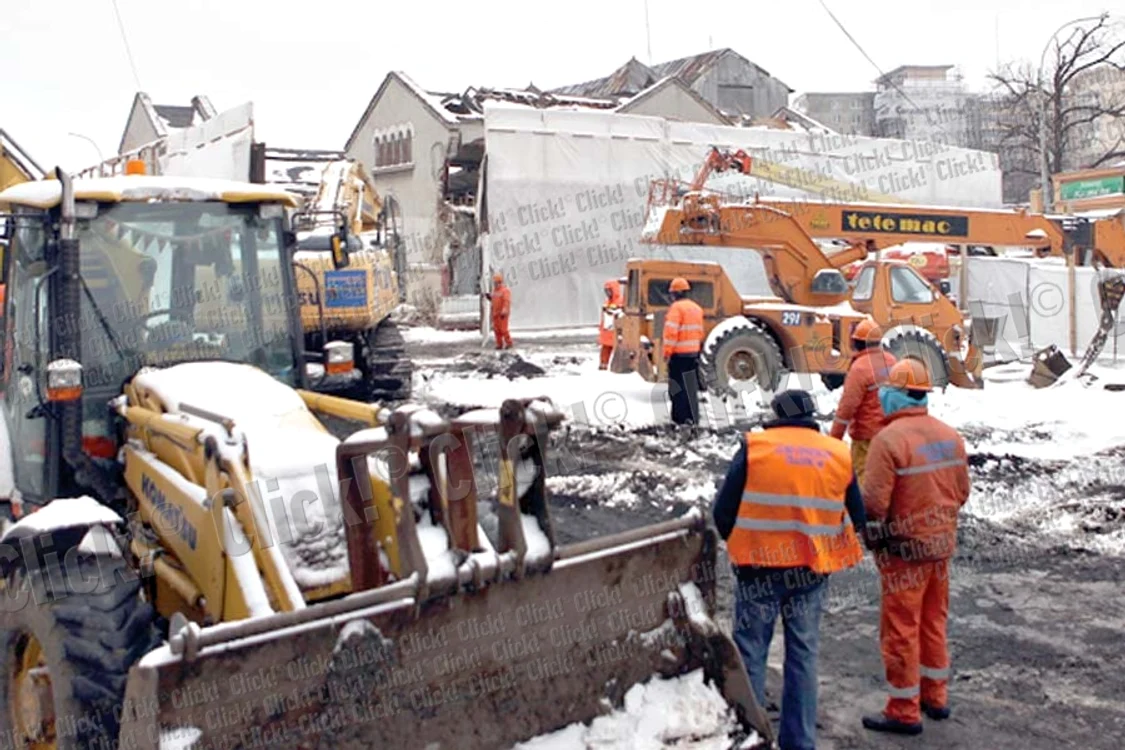 Ieri, muncitorii lucrau intens la  demontarea pereţilor halei. Elementele  de structură metalică vor fi refolosite (Fotografii: Roberto Sălceanu)