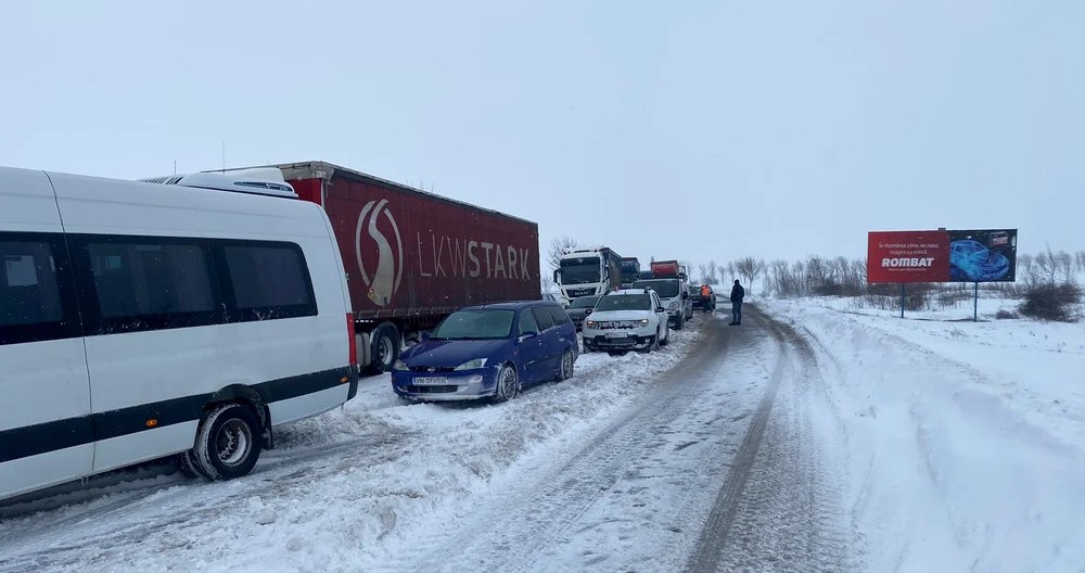 Șoferii iresponsabili blocați pe drumuri închise vor plăti intervenția autorităților de salvare